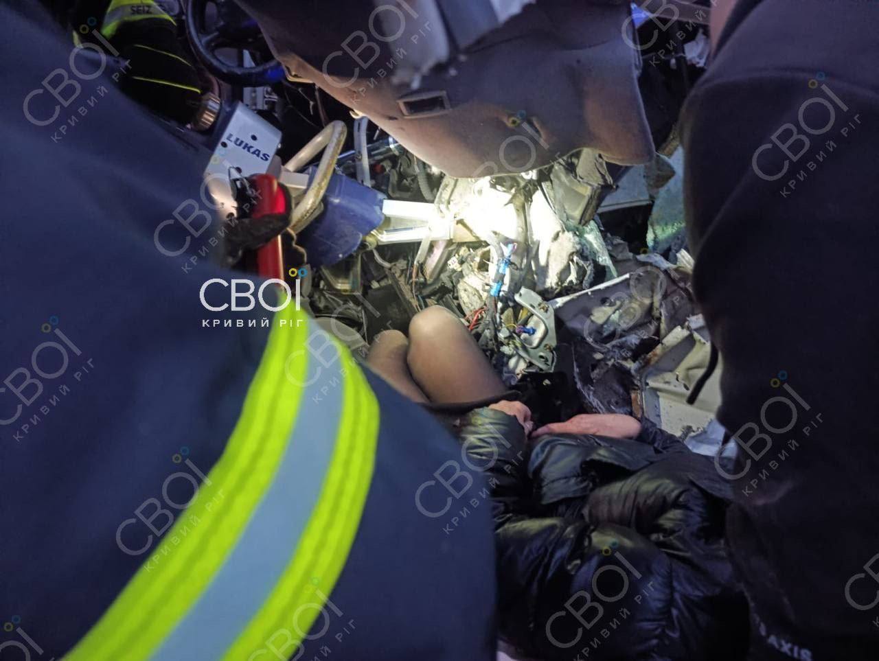 Авто влетело в дерево: в Кривом Роге в ДТП погиб человек, еще двое пострадали. Фото и видео