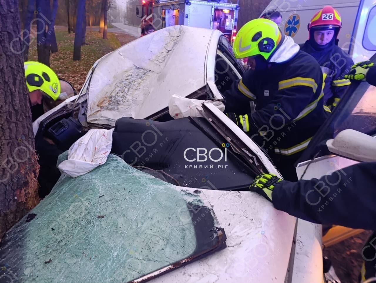 Авто влетело в дерево: в Кривом Роге в ДТП погиб человек, еще двое пострадали. Фото и видео
