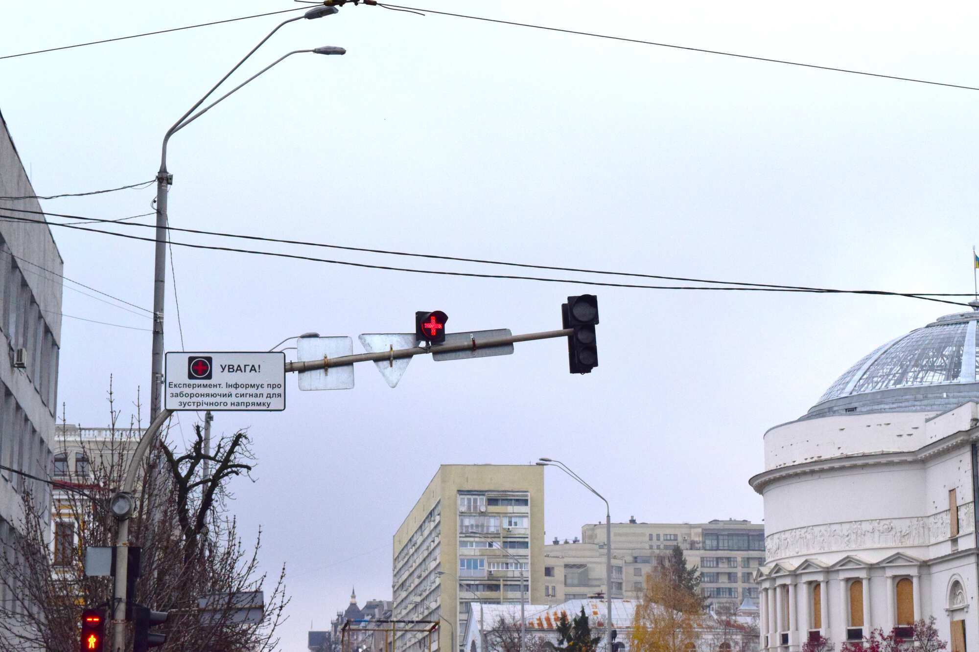 У Києві на світлофорі з’явився "Грецький хрест": що це означає для водіїв. Подробиці та фото
