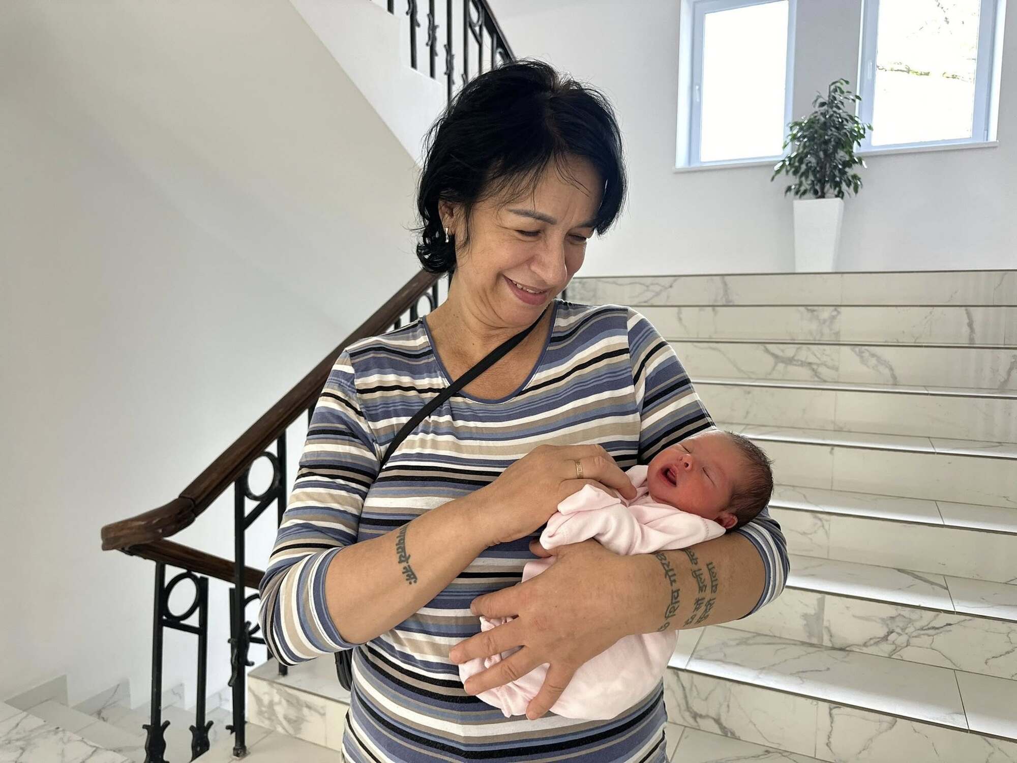 Українка, яка добровільно долучилася до ЗСУ, зустріла на війні своє кохання і стала мамою у 52 роки: мережу зворушила історія. Фото