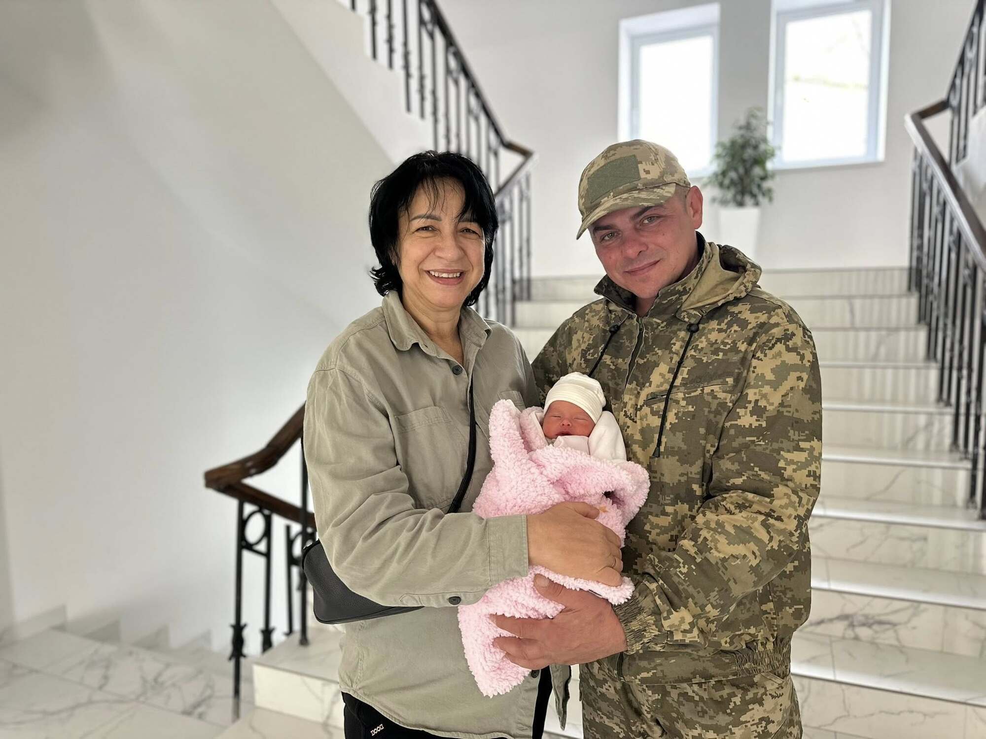 Українка, яка добровільно долучилася до ЗСУ, зустріла на війні своє кохання і стала мамою у 52 роки: мережу зворушила історія. Фото