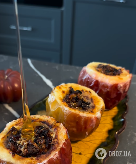 Вкусные запеченные яблоки с медом и орехами: как приготовить уютный осенний десерт