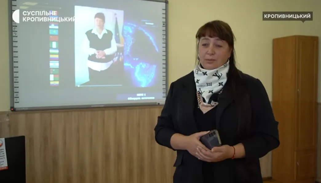 Який вигляд має ШІ-викладачка, яка читає лекції іноземною мовою в університеті Кропивницького. Фото та відео