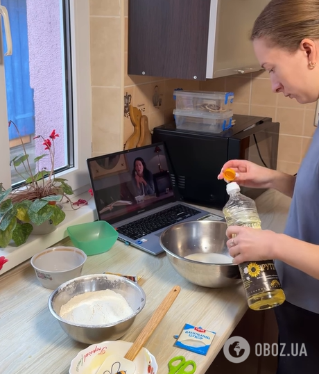 Справжній смак дитинства: як приготувати пухкі медові тістечка до чаю в домашніх умовах