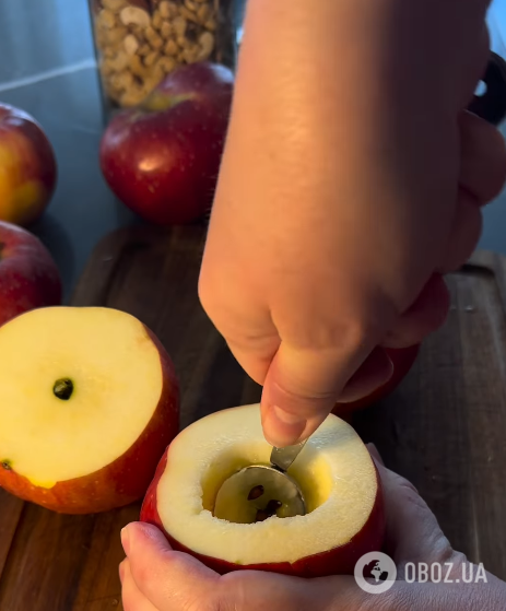 Вкусные запеченные яблоки с медом и орехами: как приготовить уютный осенний десерт