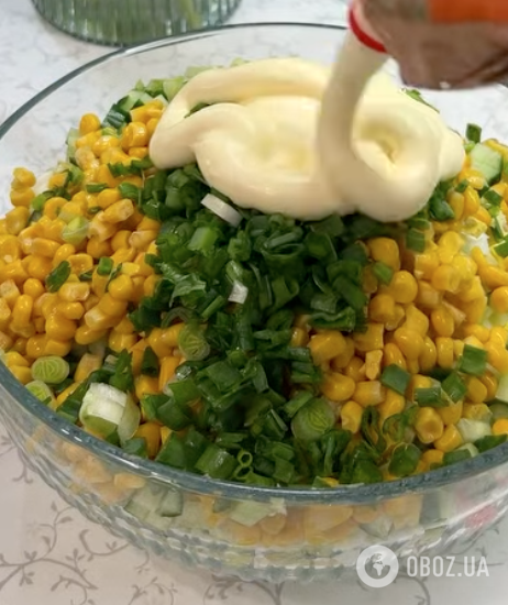 Крабовий салат по-новому: як приготувати смачну та ситну страву