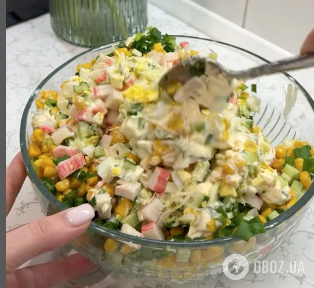 Крабовий салат по-новому: як приготувати смачну та ситну страву