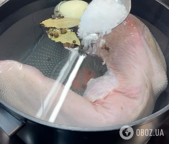 Як правильно приготувати заливний язик: рецепт страви для новорічного столу