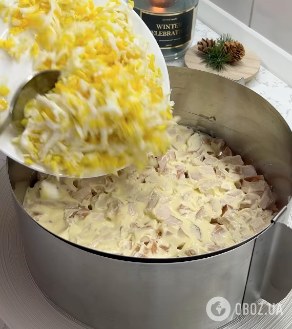 Салат "Новорічний" із простих продуктів: ділимося рецептом смачної та ситної страви