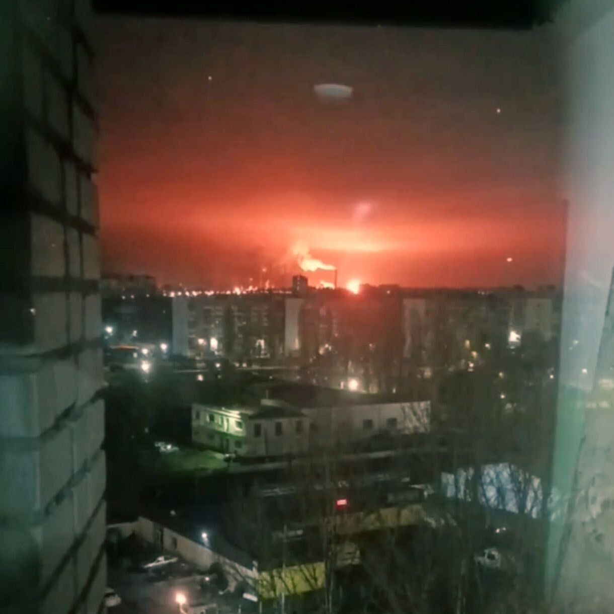 Саратов был под атакой БПЛА: есть попадание по НПЗ, вспыхнул пожар. Фото и видео
