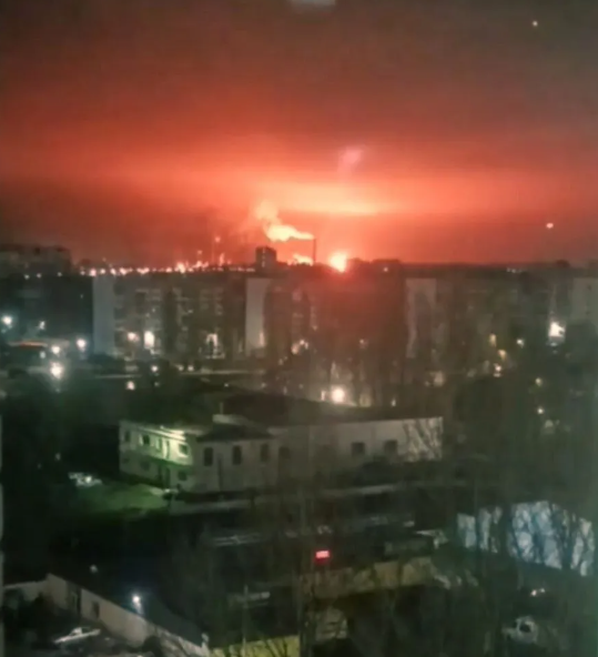 Саратовский НПЗ прекратил переработку нефти после атак украинских дронов – Reuters