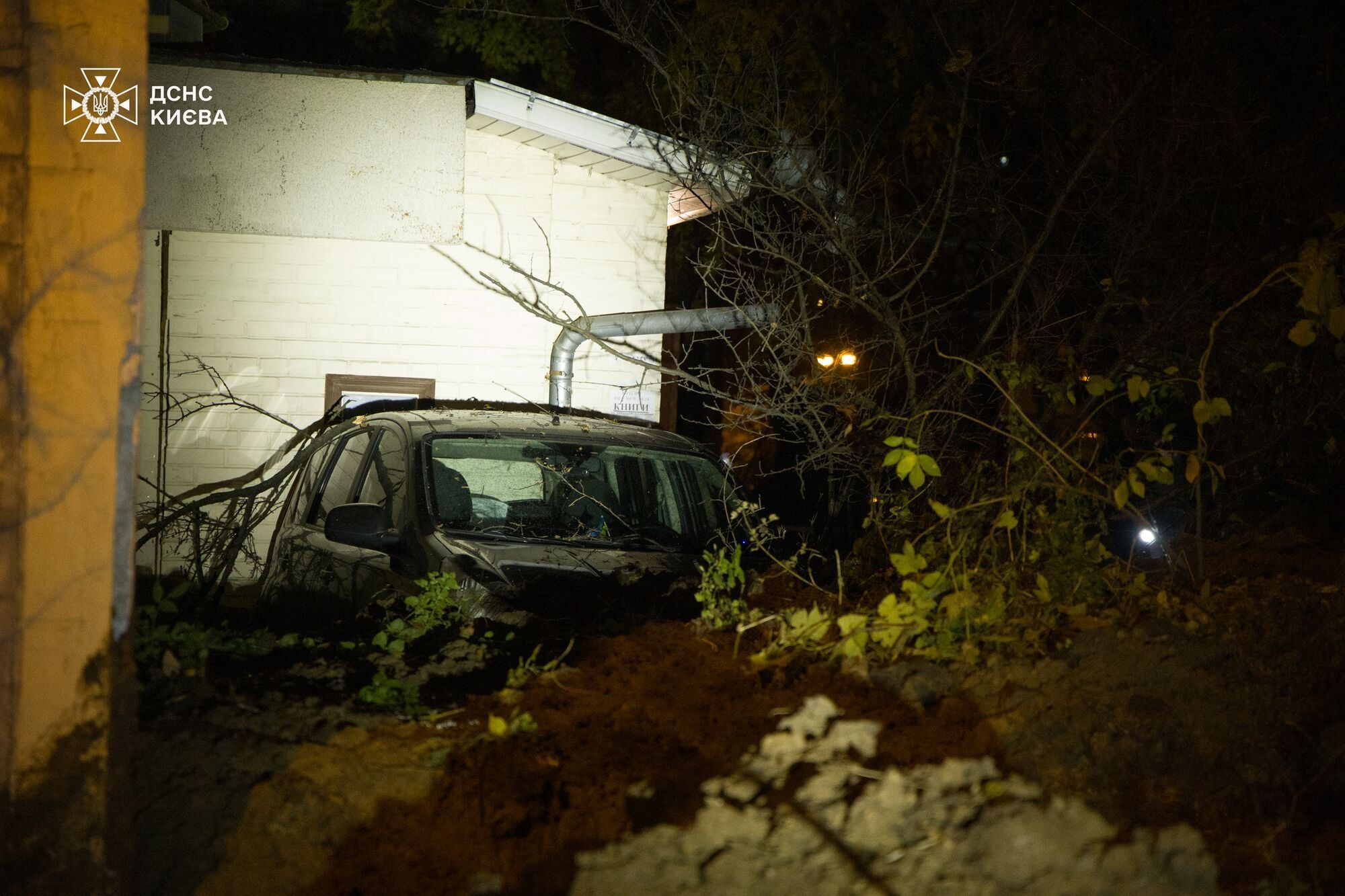 Стався зсув ґрунту, людей заблокувало у будинку: нові подробиці прориву труби на Печерську в Києві. Фото і відео