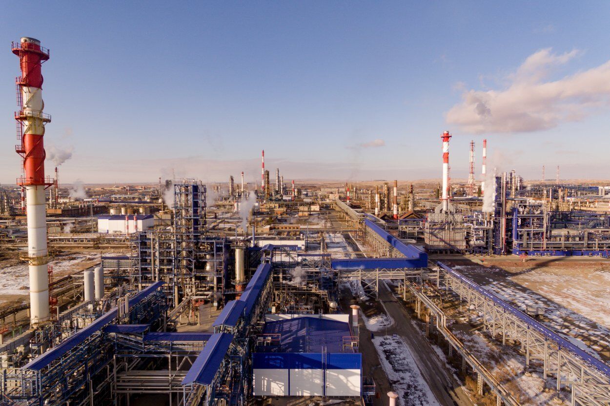 У російському Орську уражено нафтопереробний завод: Генштаб підтвердив атаку. Фото і відео