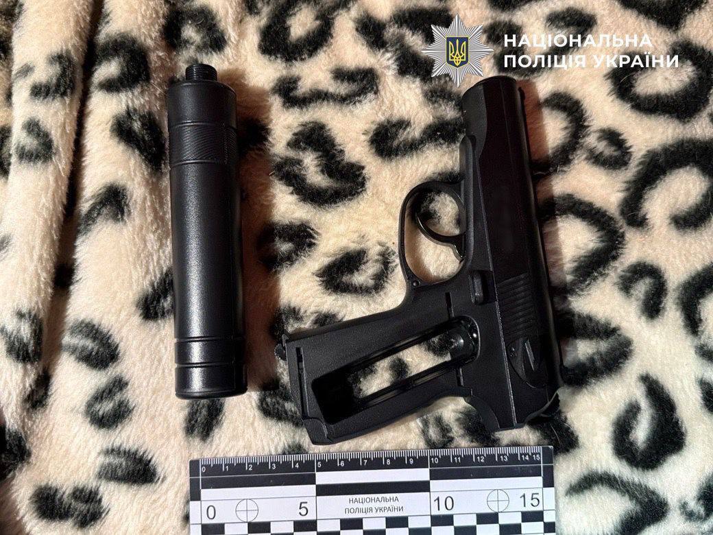 Вымогали у мужчины $50 тыс. несуществующего долга: в Киеве задержали четырех злоумышленников. Фото