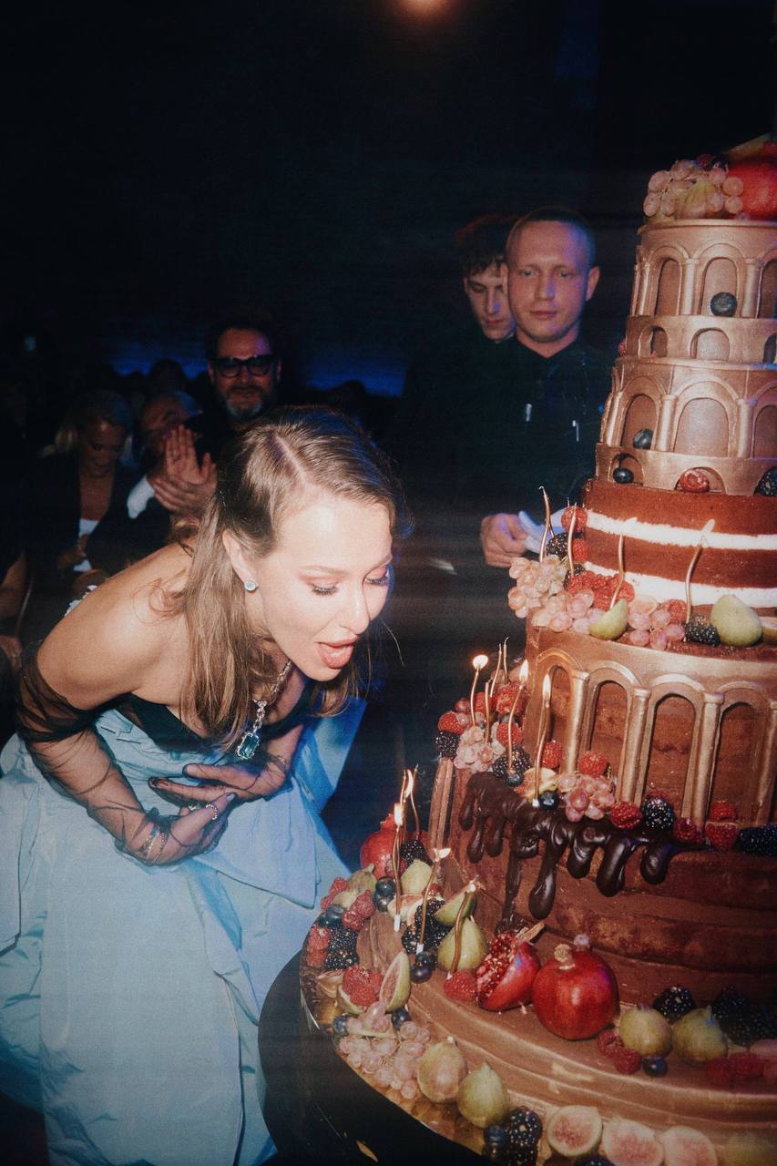 "Гола вечірка" під носом у Кремля: похресниця Путіна влаштувала "сатанинський шабаш" у свій день народження і розізлила росіян