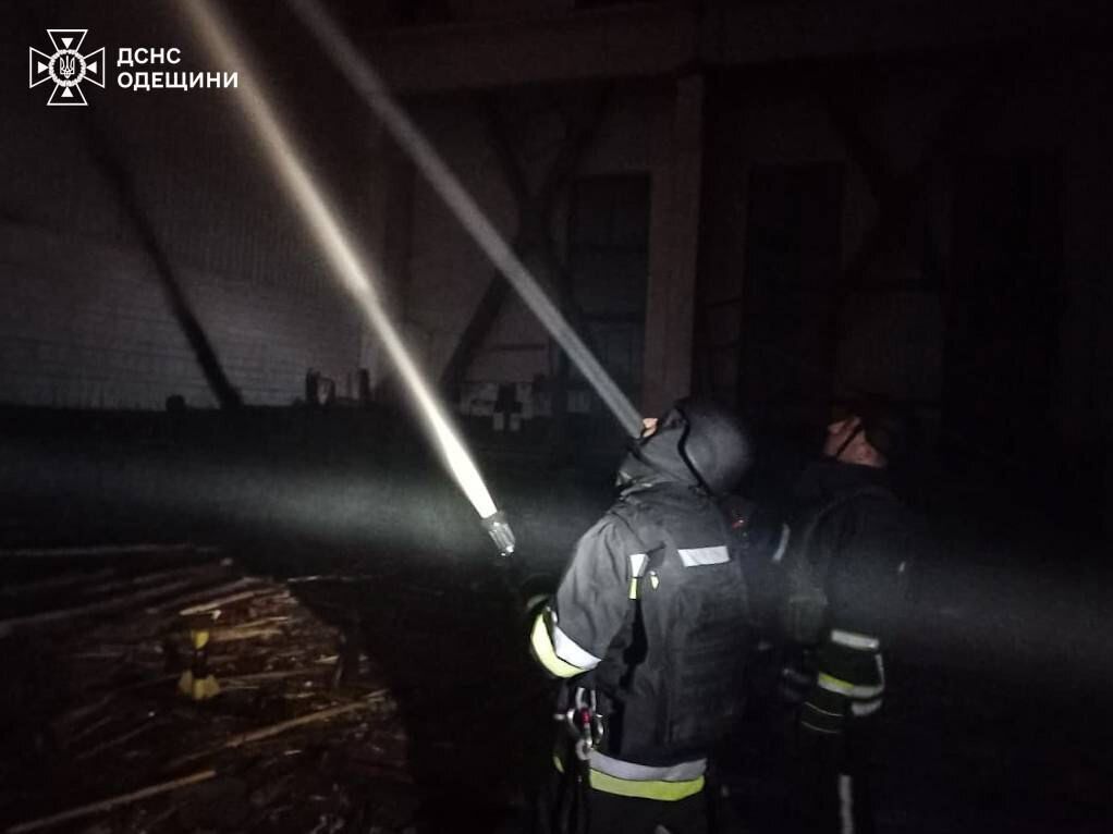 Окупанти масовано атакували Одещину дронами: спалахнули пожежі, є постраждалий. Фото і відео