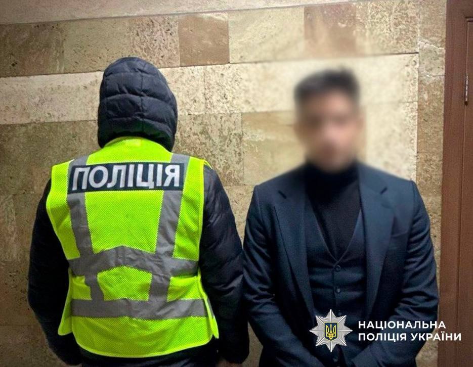 Вымогали у мужчины $50 тыс. несуществующего долга: в Киеве задержали четырех злоумышленников. Фото