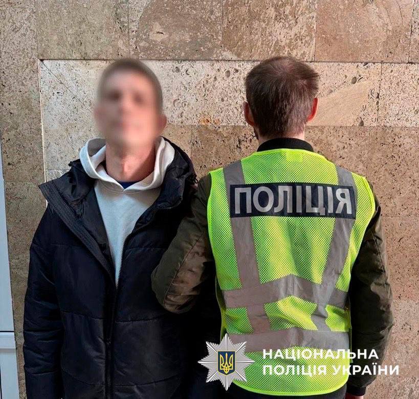 Вымогали у мужчины $50 тыс. несуществующего долга: в Киеве задержали четырех злоумышленников. Фото
