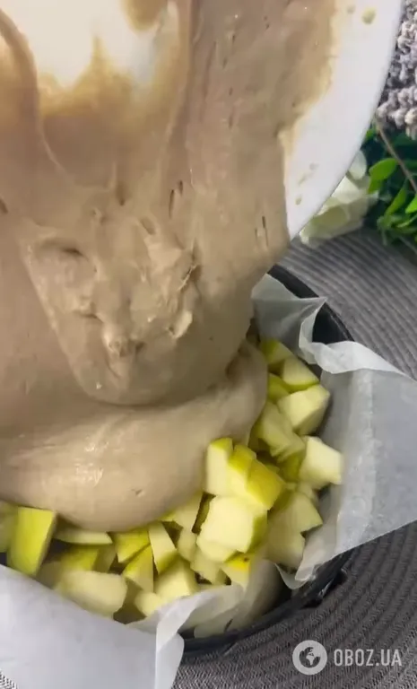 Ніжний яблучний пиріг із заварним кремом: кращий за звичну шарлотку