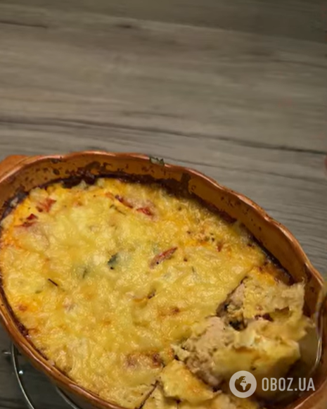 Вкусная запеканка с куриным филе и творогом: вариант питательного блюда на обед