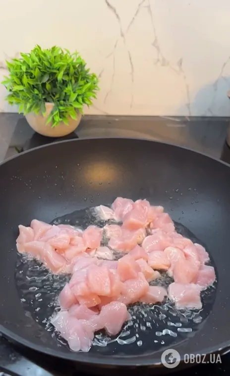 До пюре, гречки або рису: як приготувати смачний гуляш з курячого філе на вечерю