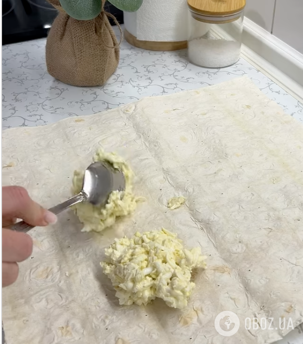 Ленивые "конвертики" из лаваша с вкусной начинкой: самый простой рецепт сытной закуски