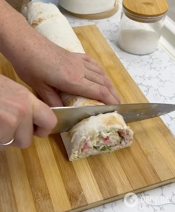 Рулет из лаваша с крабовой начинкой: рецепт бюджетной закуски для новогоднего стола