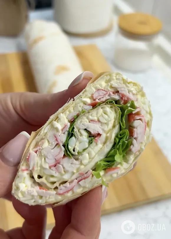 Рулет из лаваша с крабовой начинкой: рецепт бюджетной закуски для новогоднего стола