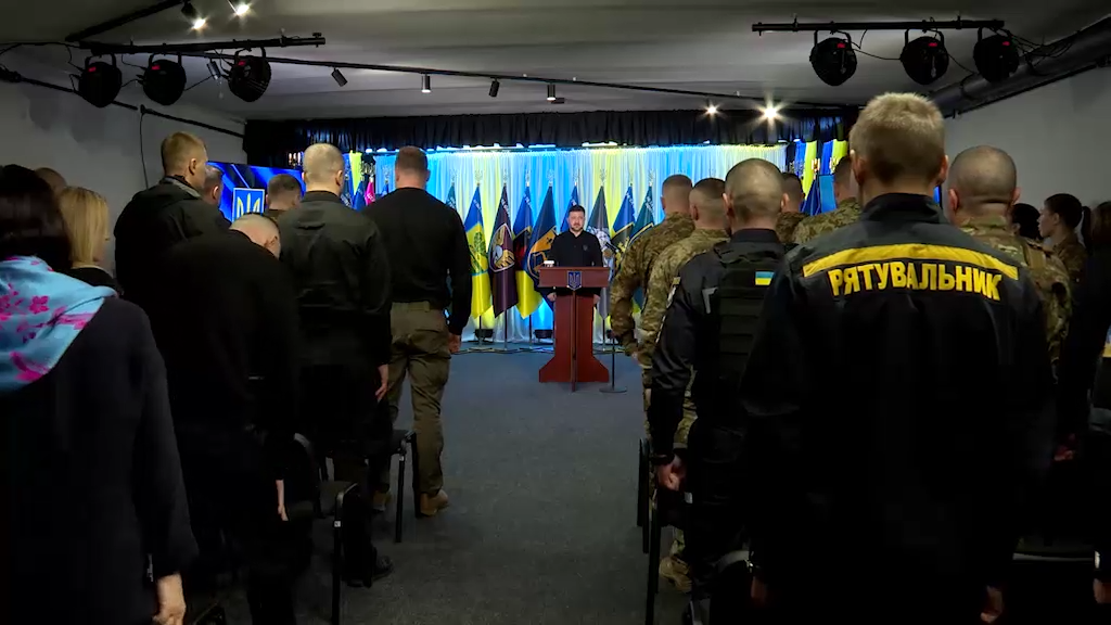 Зеленский прибыл с визитом в Херсон и провел совещание: названы ключевые вопросы. Фото и видео