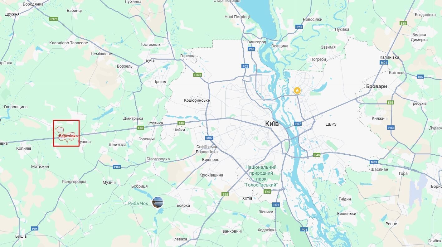 На Киевщине легковушка на скорости снесла остановку и вылетела в кювет: есть погибший. Подробности и фото