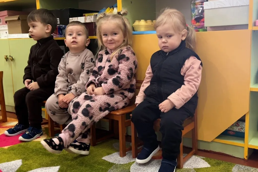 "Погодуйте дітей вдома". Українці забили на сполох через умови в дитсадках, де в укриттях немає світла, а температура в приміщенні складає 13°