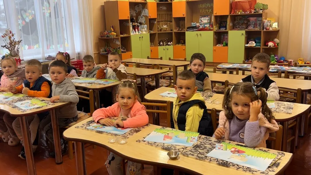 "Погодуйте дітей вдома". Українці забили на сполох через умови в дитсадках, де в укриттях немає світла, а температура в приміщенні складає 13°