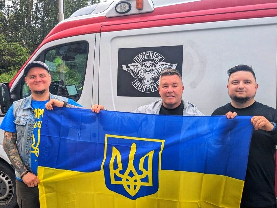 Лідер відомого американського гурту приїхав до Києва та заспівав українською для ЗСУ: відео з воїнами "порвало" мережу