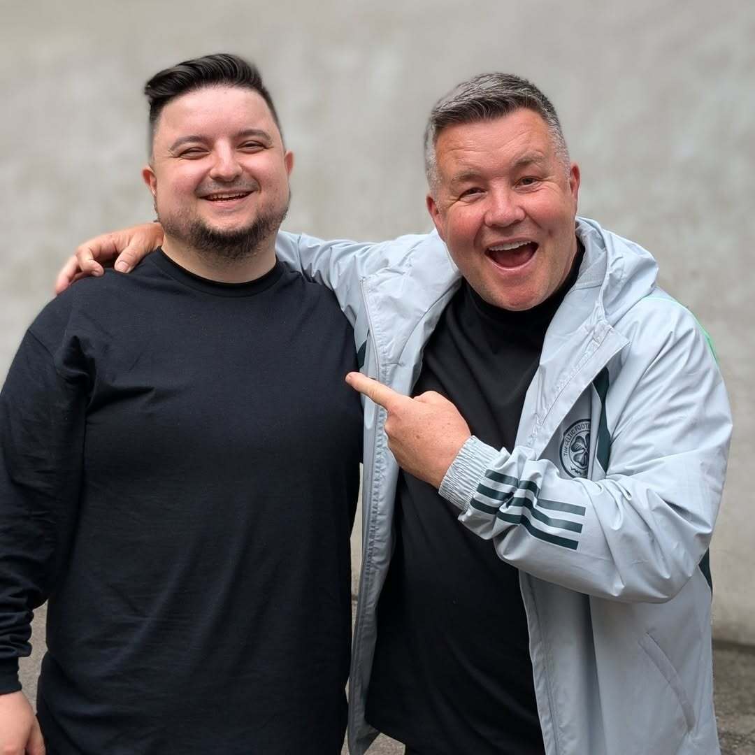 Лідер відомого американського гурту приїхав до Києва та заспівав українською для ЗСУ: відео з воїнами "порвало" мережу