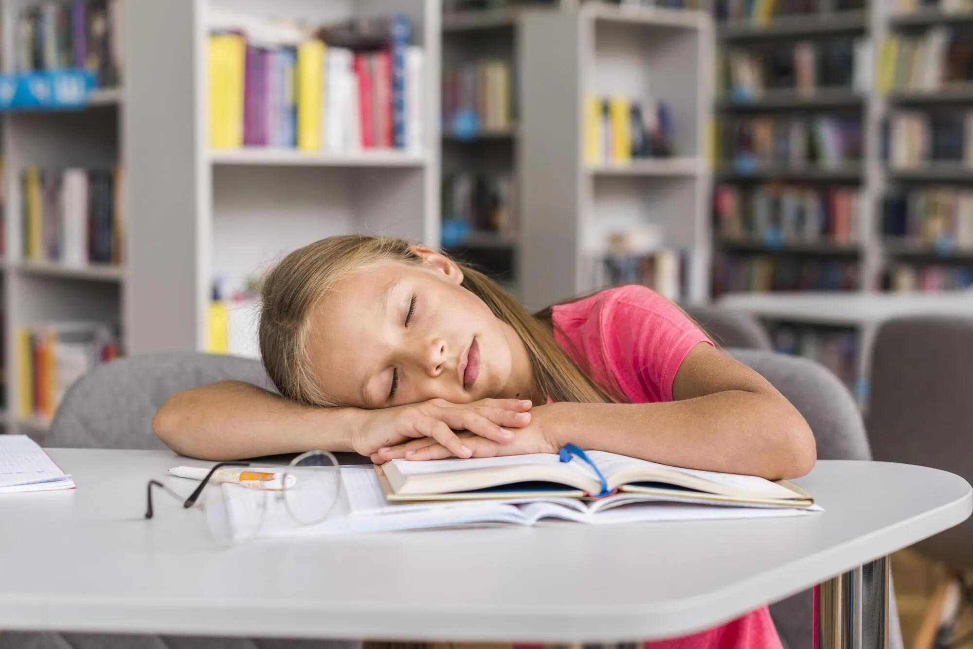 Ученикам трудно утром просыпаться по утрам: Шотландия придумала, как бороться с постоянными опозданиями в школах