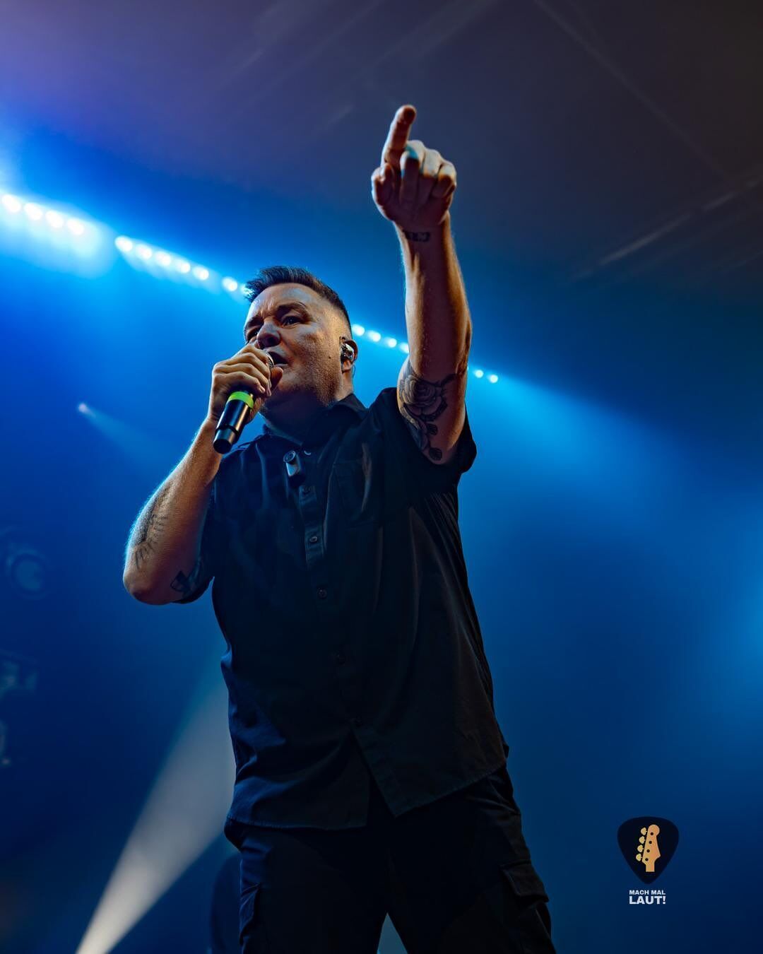 Лідер відомого американського гурту приїхав до Києва та заспівав українською для ЗСУ: відео з воїнами "порвало" мережу