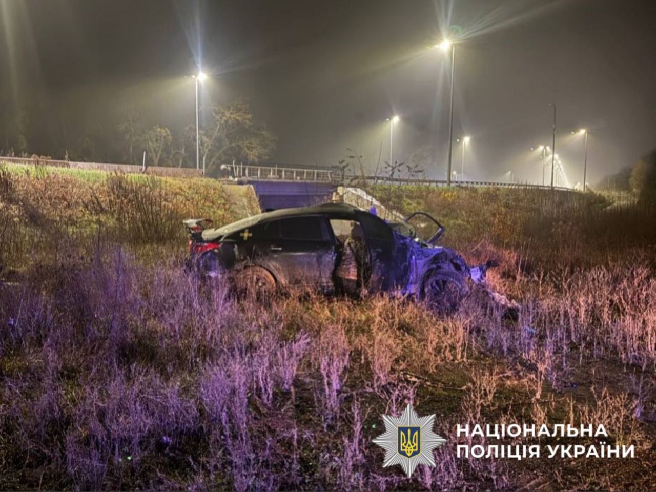 На Киевщине легковушка на скорости снесла остановку и вылетела в кювет: есть погибший. Подробности и фото