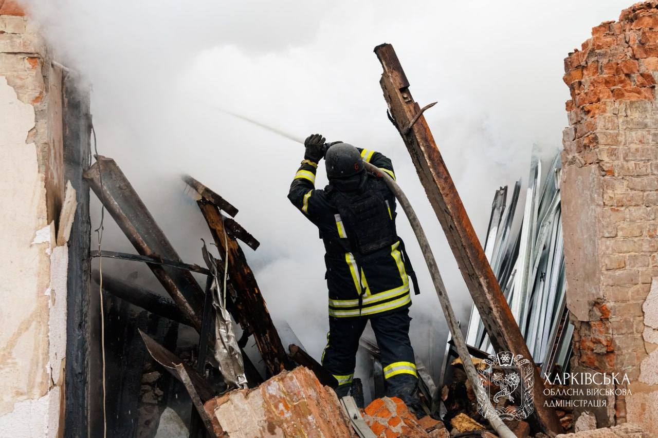 Окупанти завдали ударів по Харкову: спалахнула пожежа, постраждали п'ятеро людей. Фото і відео