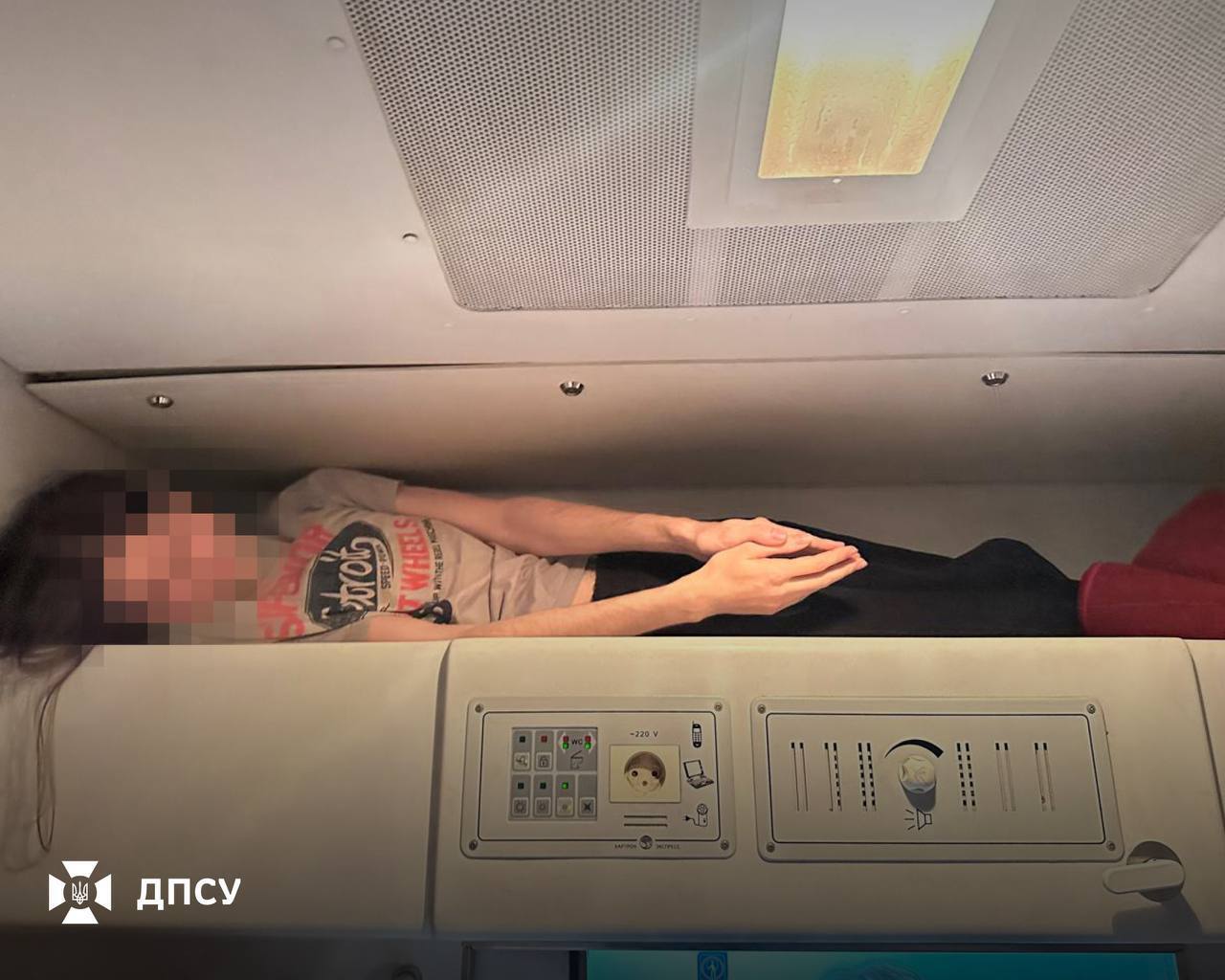 Вместо билета – тайник в нише для одеял: пограничники разоблачили схему незаконного пересечения границы. Фото