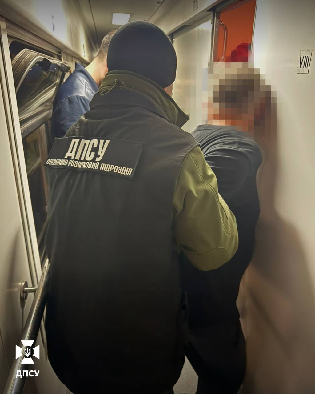 Вместо билета – тайник в нише для одеял: пограничники разоблачили схему незаконного пересечения границы. Фото