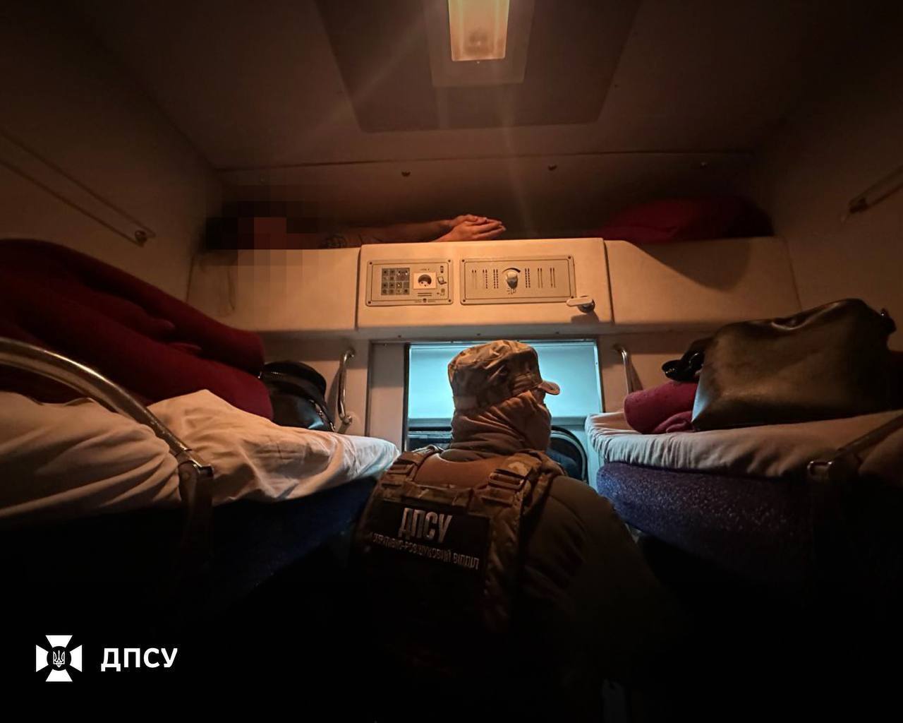 Вместо билета – тайник в нише для одеял: пограничники разоблачили схему незаконного пересечения границы. Фото