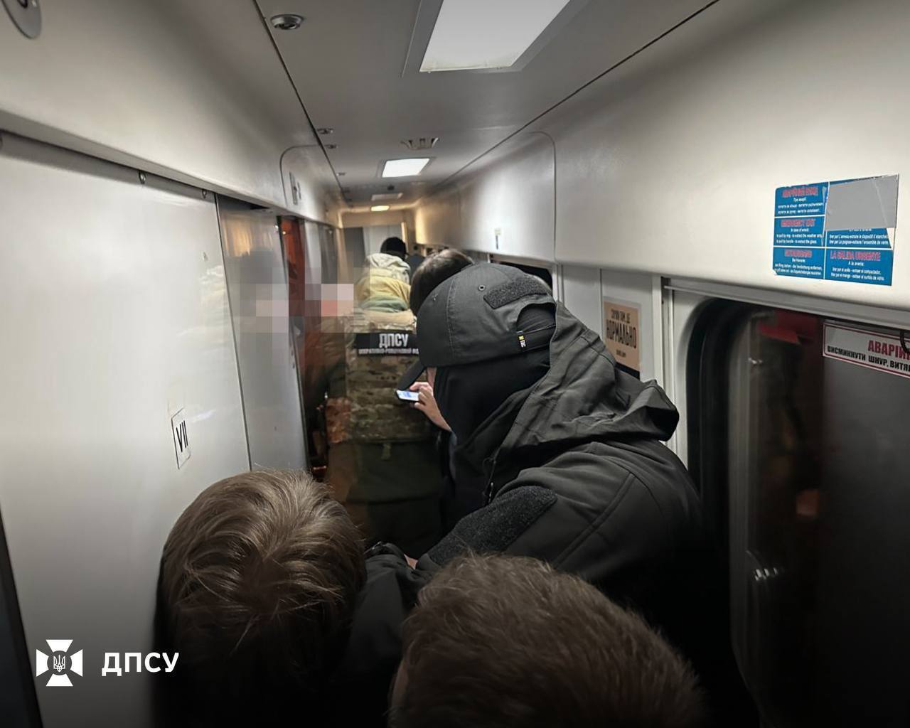 Вместо билета – тайник в нише для одеял: пограничники разоблачили схему незаконного пересечения границы. Фото