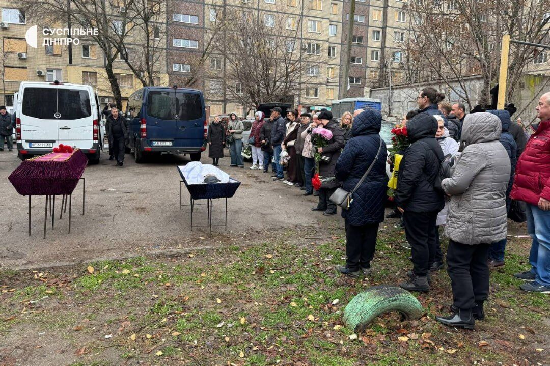 "Не могли друг без друга": в Днепре прощаются с супругами, которых убила Россия во время атаки 8 ноября. Фото и видео