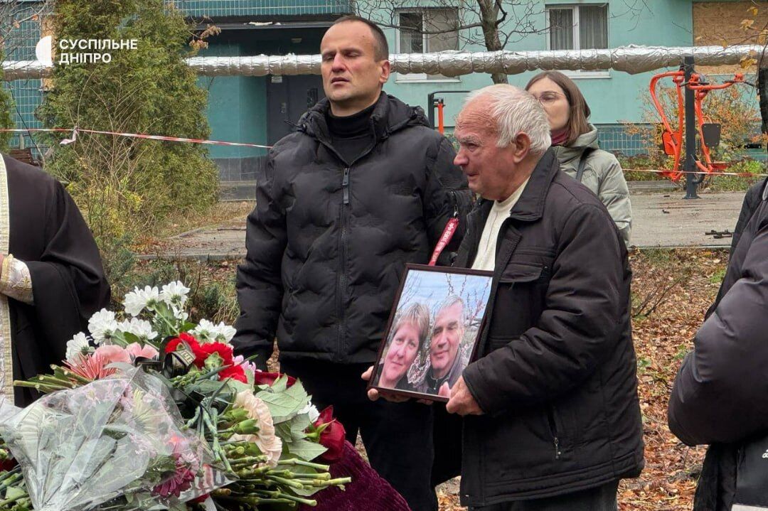 "Не могли друг без друга": в Днепре прощаются с супругами, которых убила Россия во время атаки 8 ноября. Фото и видео