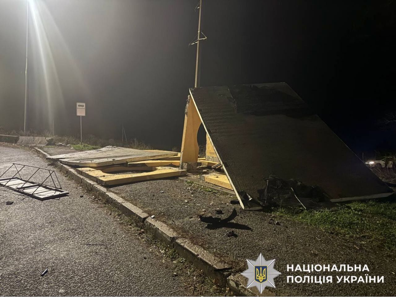 На Киевщине легковушка на скорости снесла остановку и вылетела в кювет: есть погибший. Подробности и фото