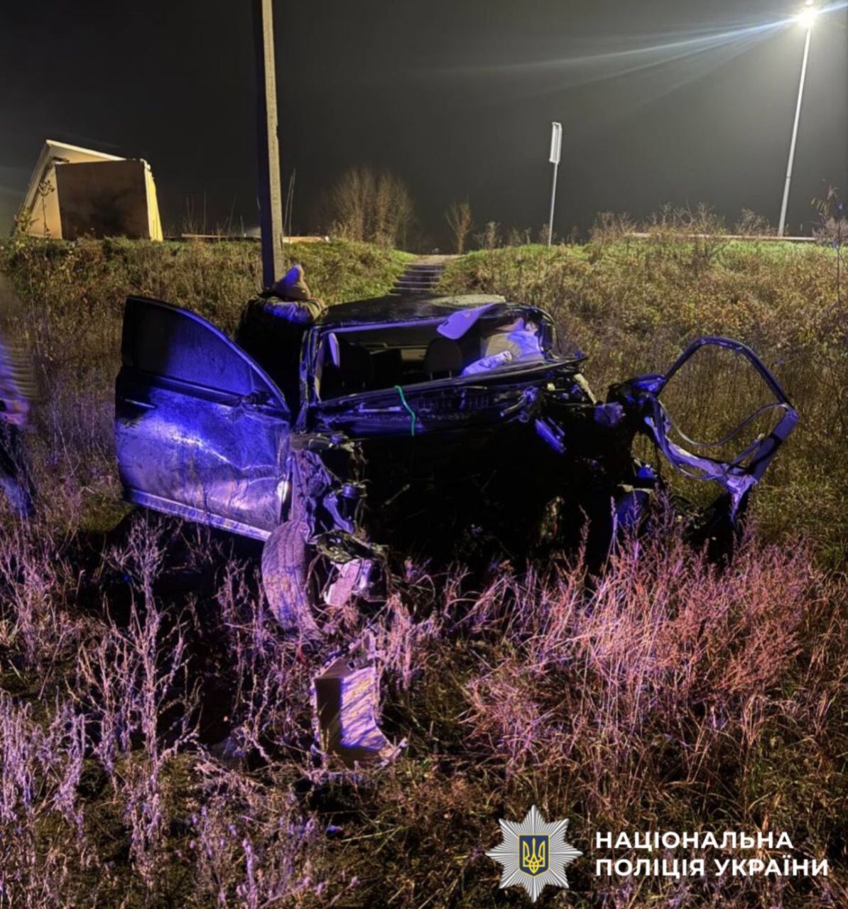 На Киевщине легковушка на скорости снесла остановку и вылетела в кювет: есть погибший. Подробности и фото