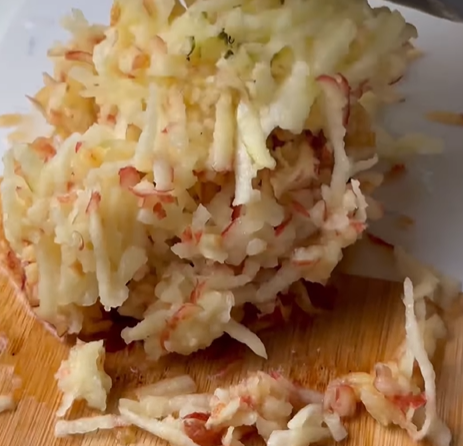 Насыпной пирог с яблоками для осеннего чаепития: делимся элементарным рецептом