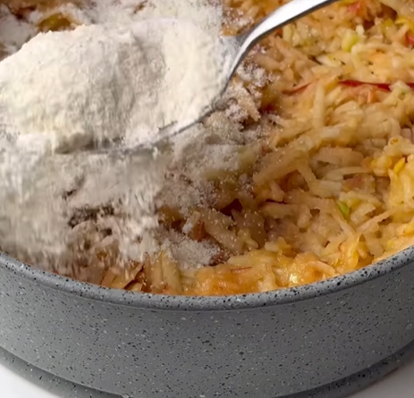 Насыпной пирог с яблоками для осеннего чаепития: делимся элементарным рецептом