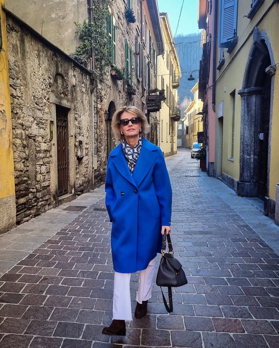 Забудьте о черном и бежевом: 5 ярких цветов пальто, которые сейчас в моде