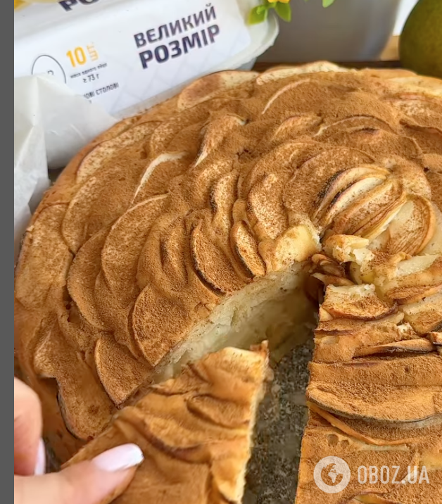 Яблучна "Шарлотка" по-новому: ділимося рецептом найсмачнішої домашньої випічки